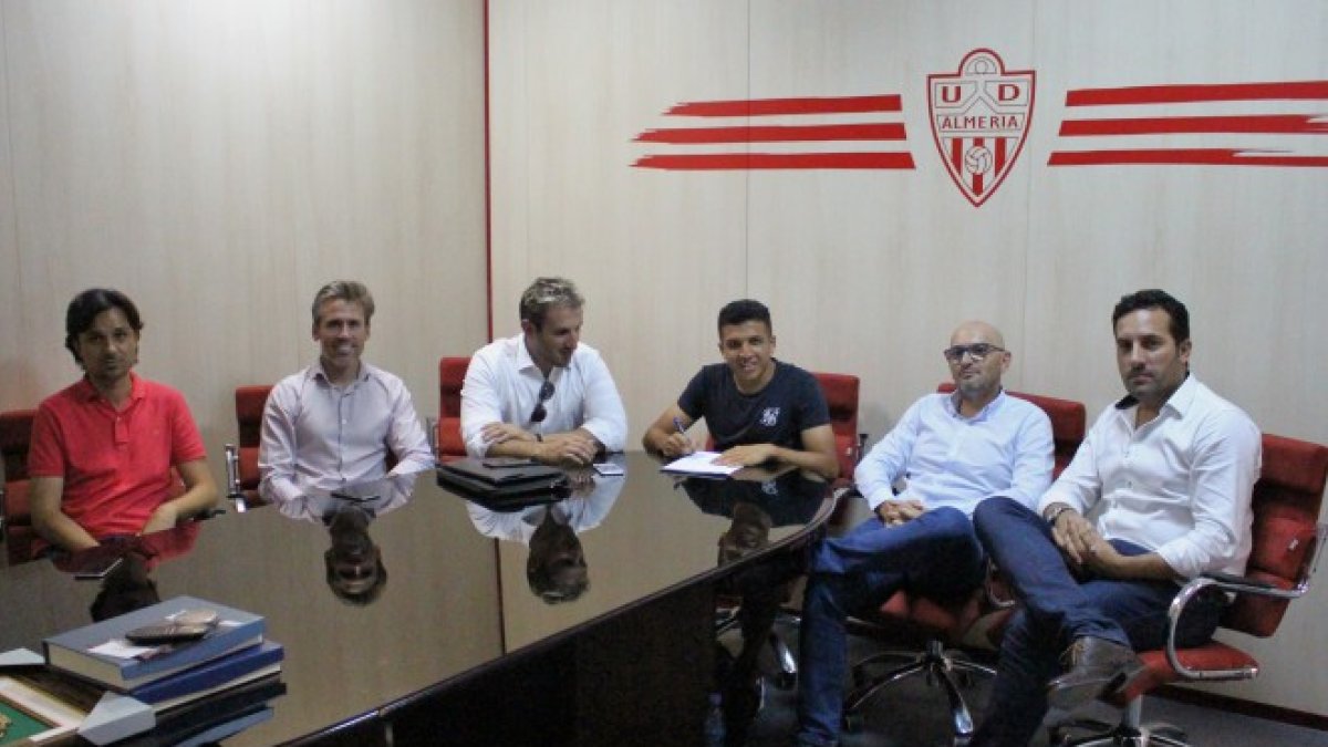 El acto de la firma.