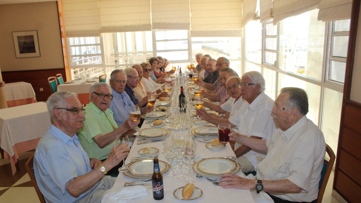 Los antiguos alumnos del Colegio La Salle, de la promoción del año 1949, brindan por su reencuentro al inicio de la comida.