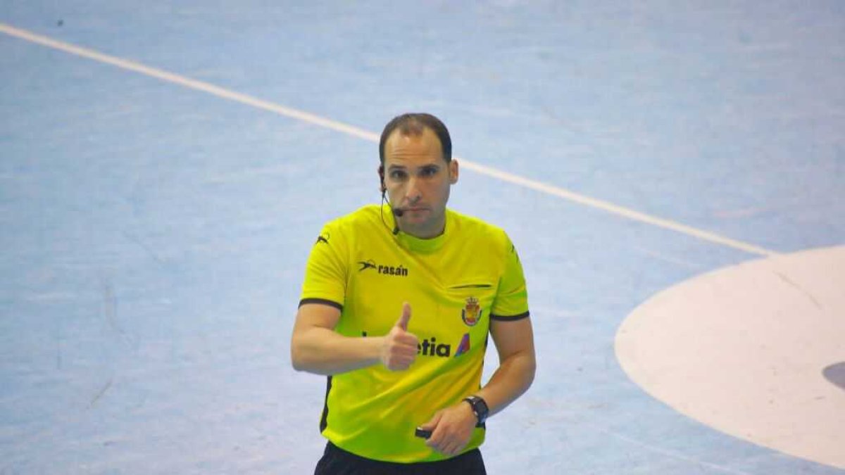 Sebastián Fernández sigue en la espuma del arbitraje nacional.