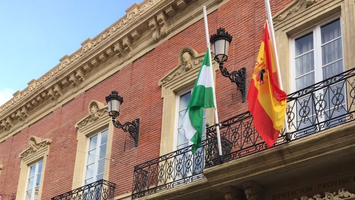 Banderas a media asta en la Diputación de Almería.