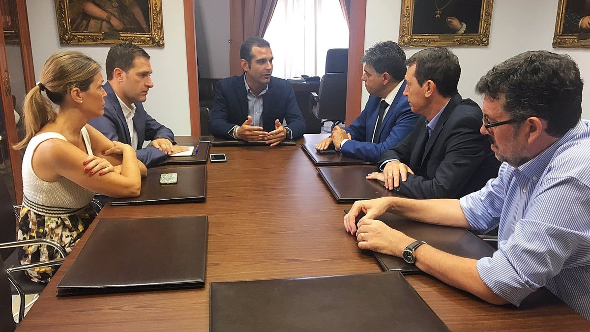 Reunión del alcalde con los portavoces en el Ayuntamiento.