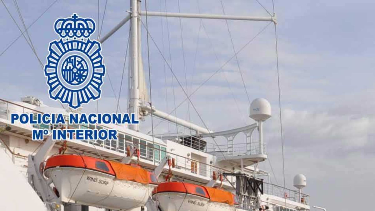 Agentes de la Policía Nacional en el Puerto de Almería.