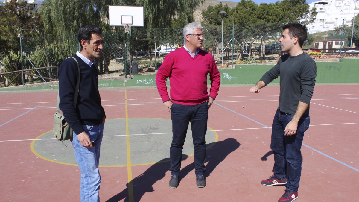 Alcalde, concejal y técnico en una pista del municipio.