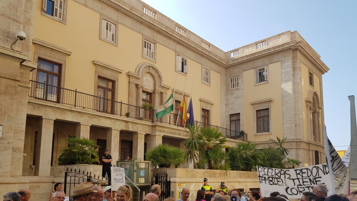Concentración en la entrada de la Subdelegación.