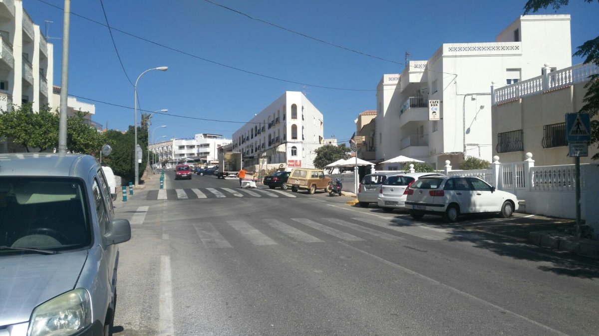 La Avenida de Almería es peligrosa para los peatones al no tener aceras.