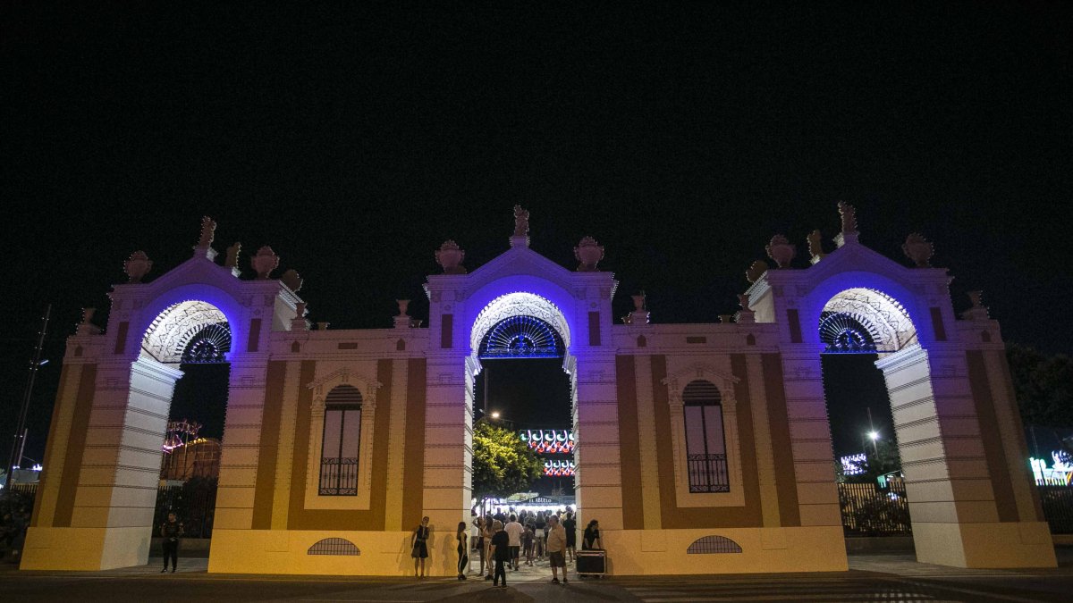 La portada del Recinto Ferial está este viernes noche apagada.