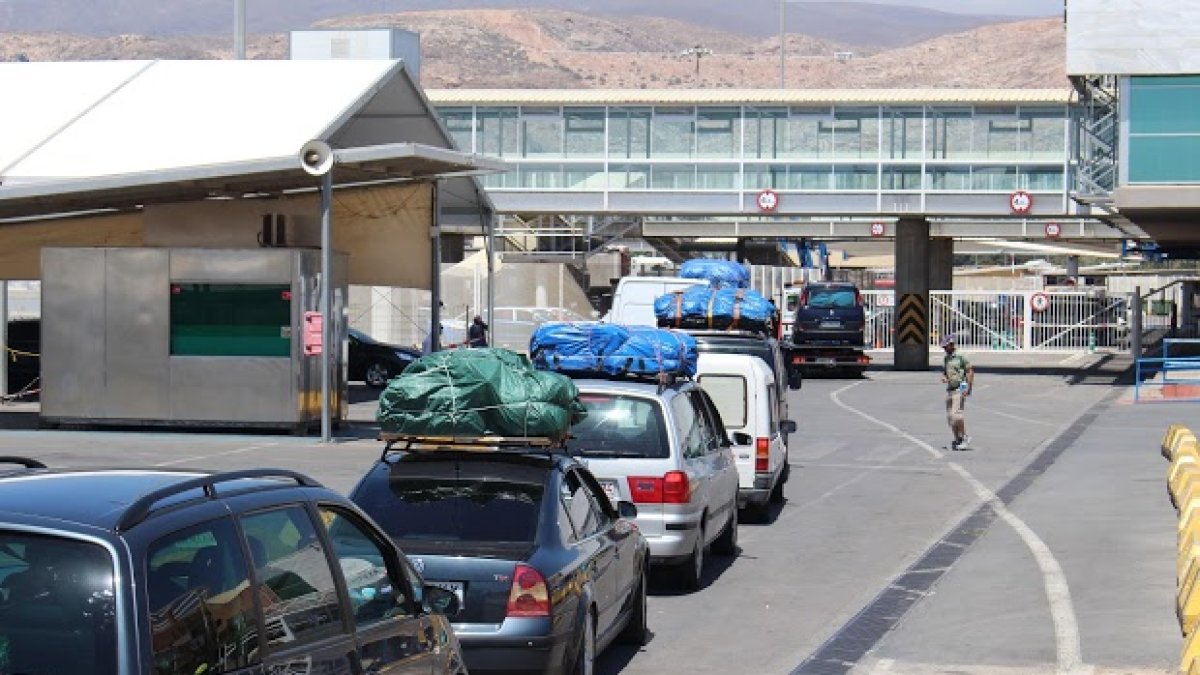 Vehículos esperando su embarque en el Puerto.