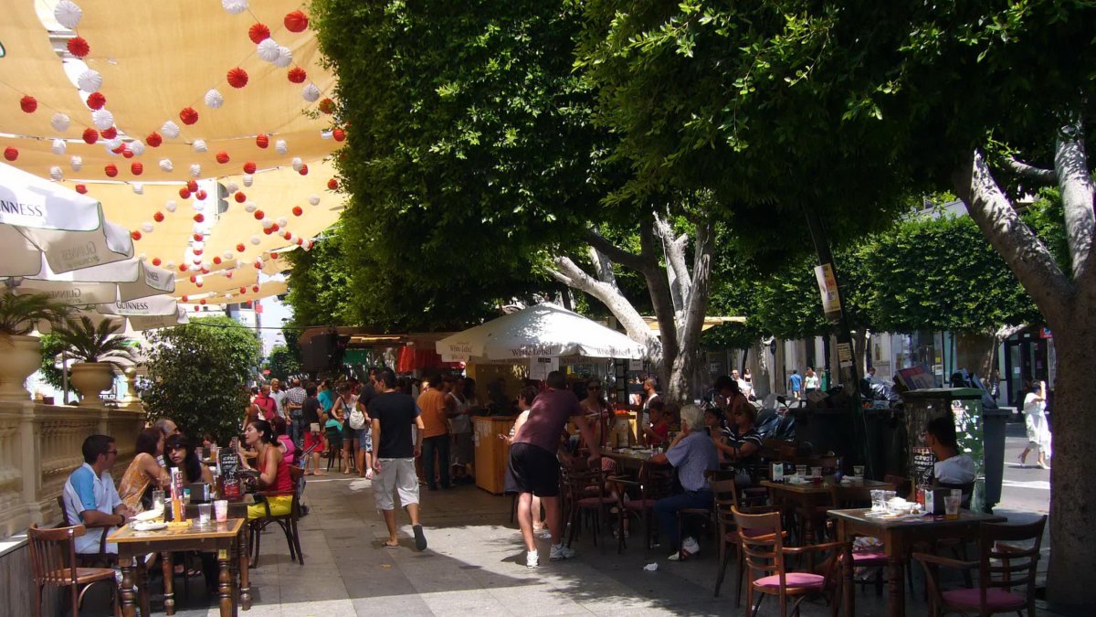 La Feria del Mediodía se llena de buen ambiente, música y ganas de pasarlo bien.