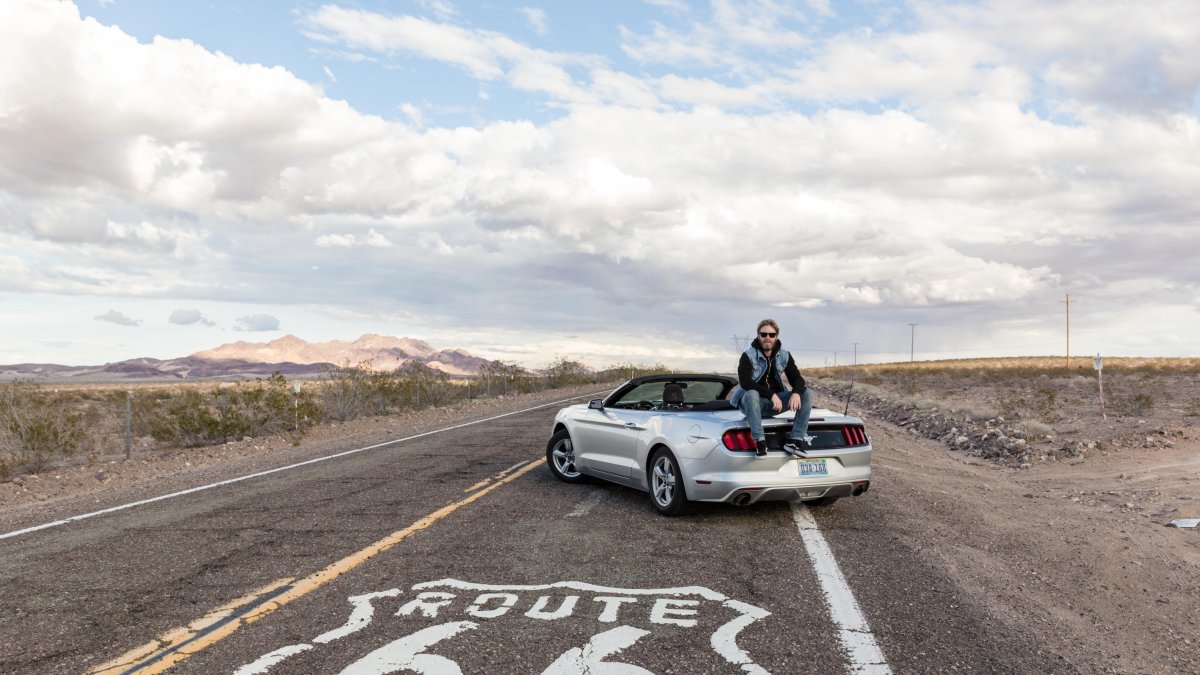 Chema Artero, en el Mustang con el que ha viajado por la Ruta 66.