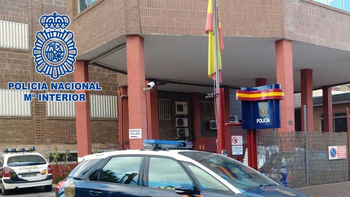 La Policía Nacional ha detenido a dos personas en la capital por robar en el interior de un vehículo.