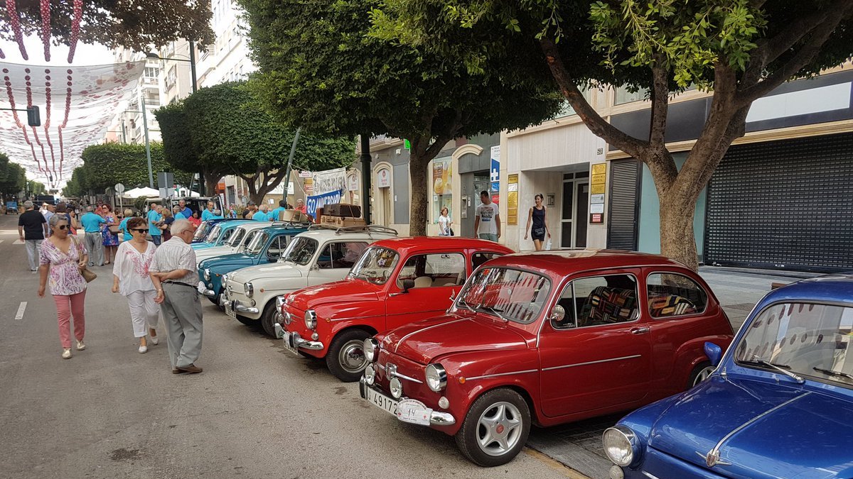 Algunos de los vehículos expuestos en el Paseo de Almería.