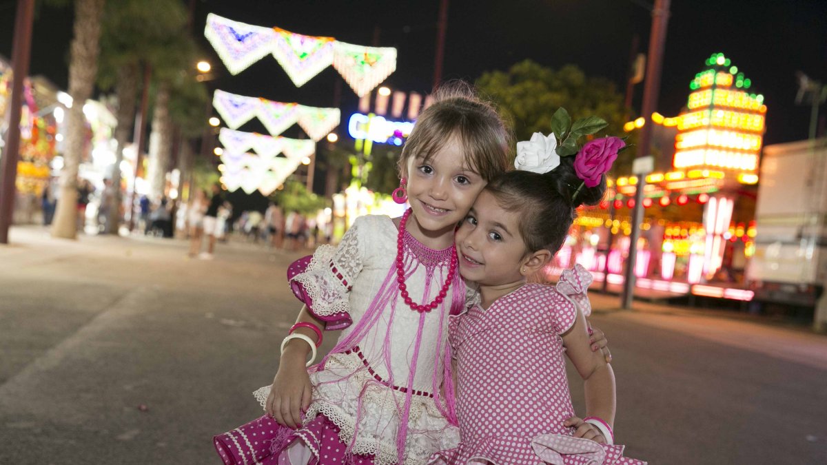 Las pequeñas María y Alba son primas y, por fin, disfrutaron tras un año de espera de los cacharricos .