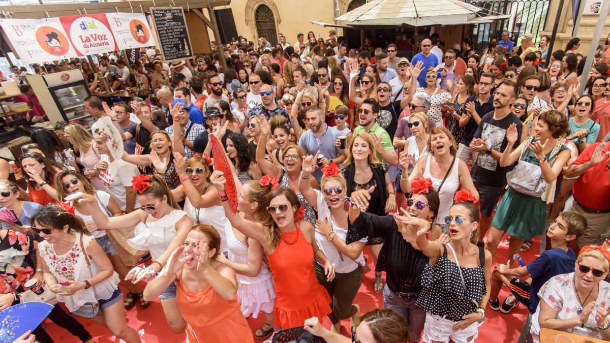Gran ambiente en el ambigú de LA VOZ y La Bodeguilla Marqués de Heredia con un público entregado a sus divertidas versiones.