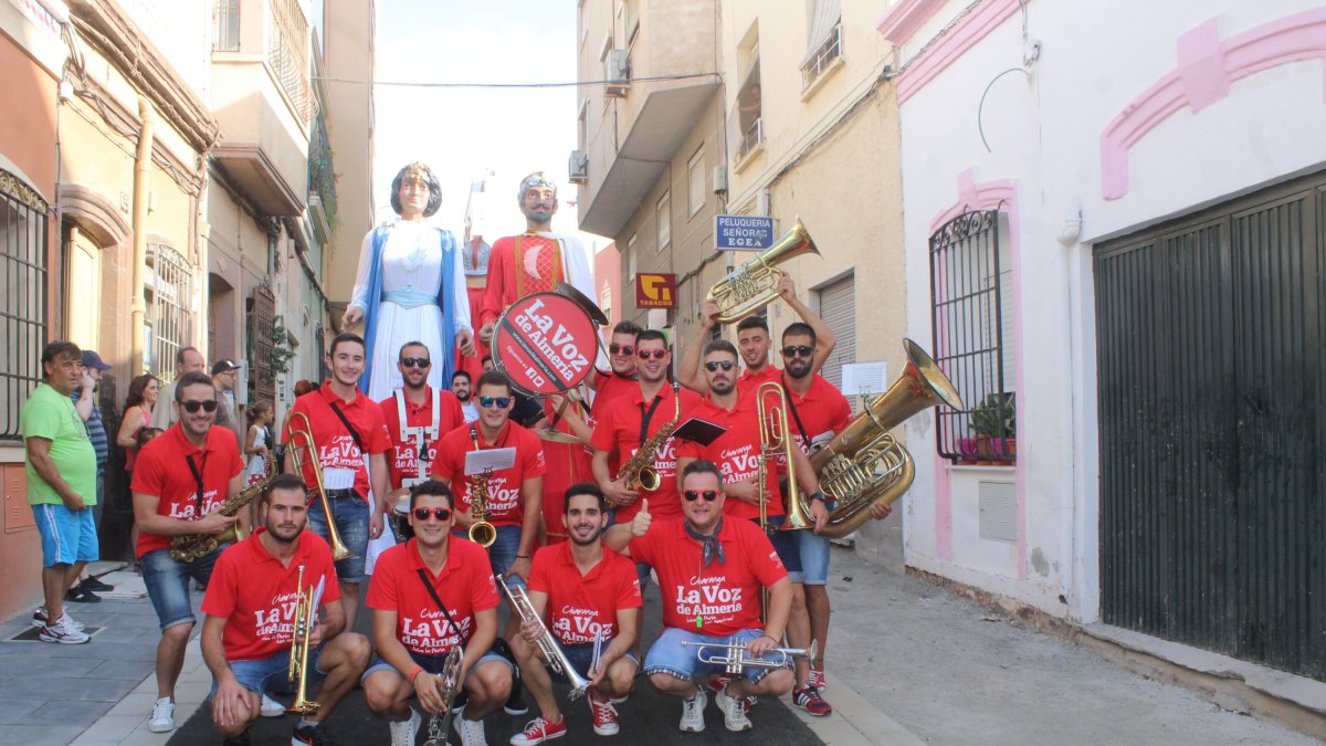 Dirigidos por Felipe Berenguel Bruque, la Charanga de La Voz, acompaña musicalmente cada mañana a los Gigantes y Cabezudos