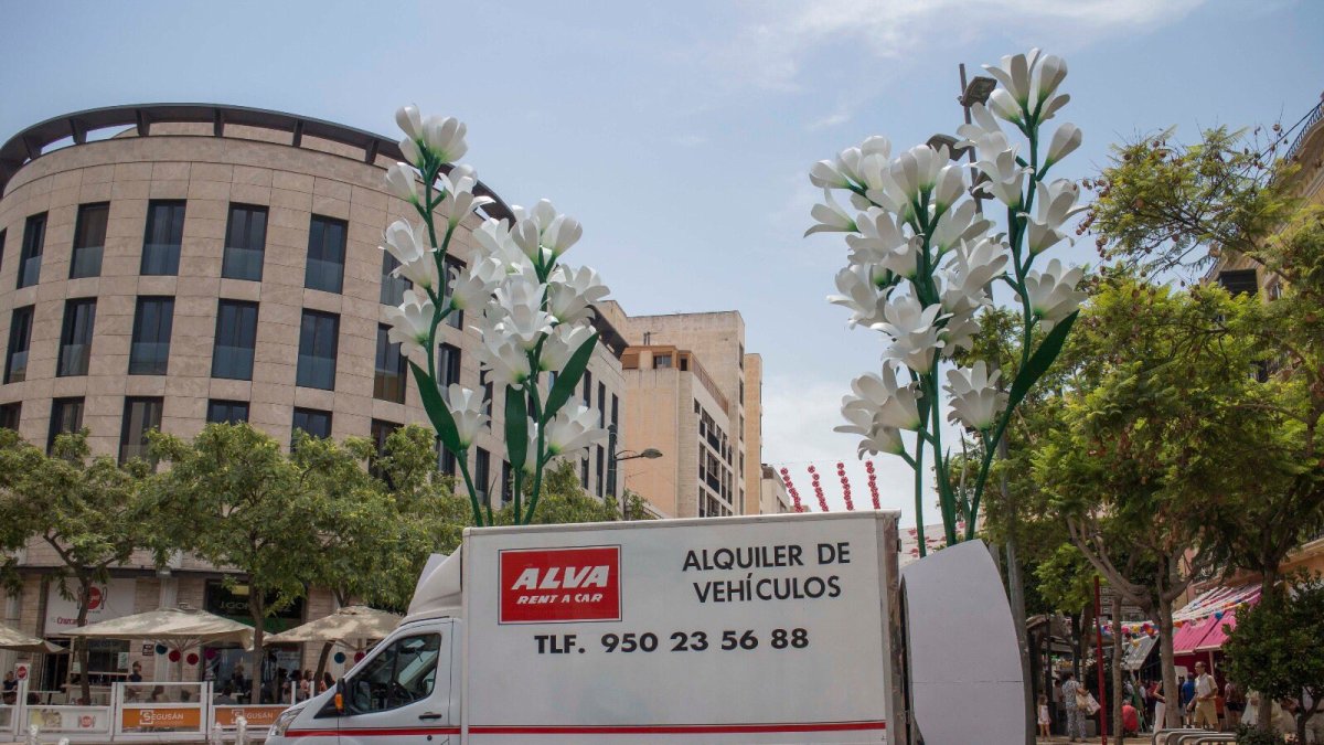 Uno de los vehículos se ha colocado en la parte de arriba del Paseo de Almería.