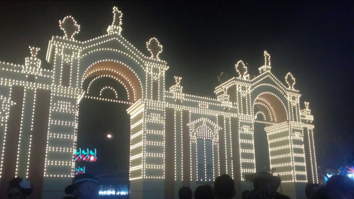 La portada del Recinto Ferial ya está iluminado.