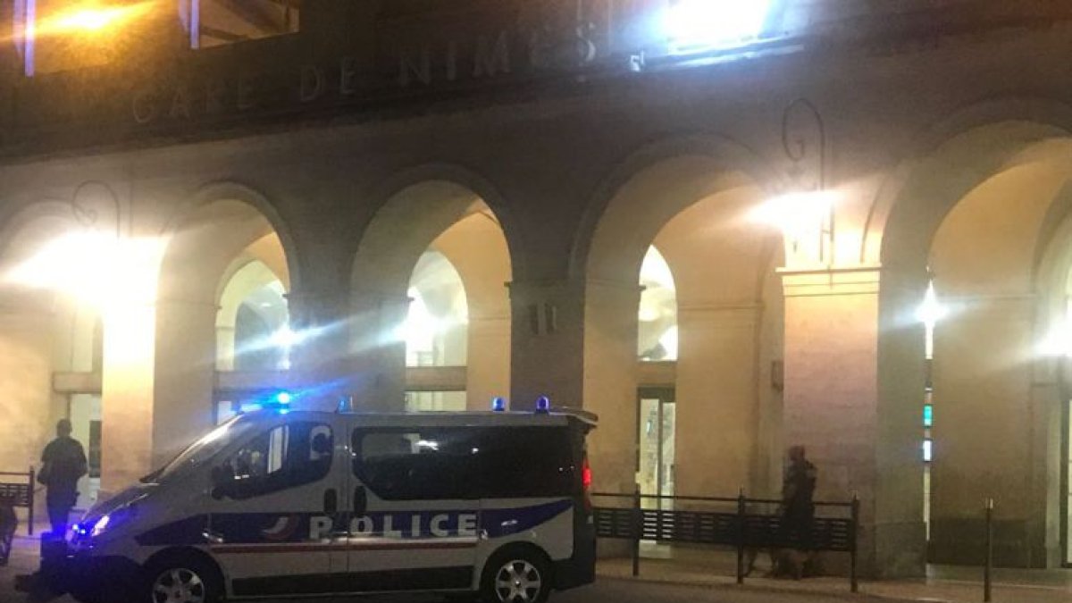 Estación de Nimes evacuada por la Policía francesa.