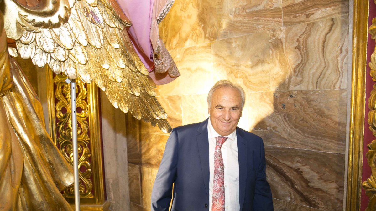 Alfonso García pasea por el camarín de la Virgen del Mar.