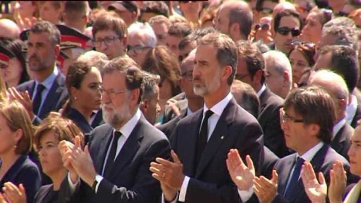El Rey en su visita a Barcelona tras los atentados.