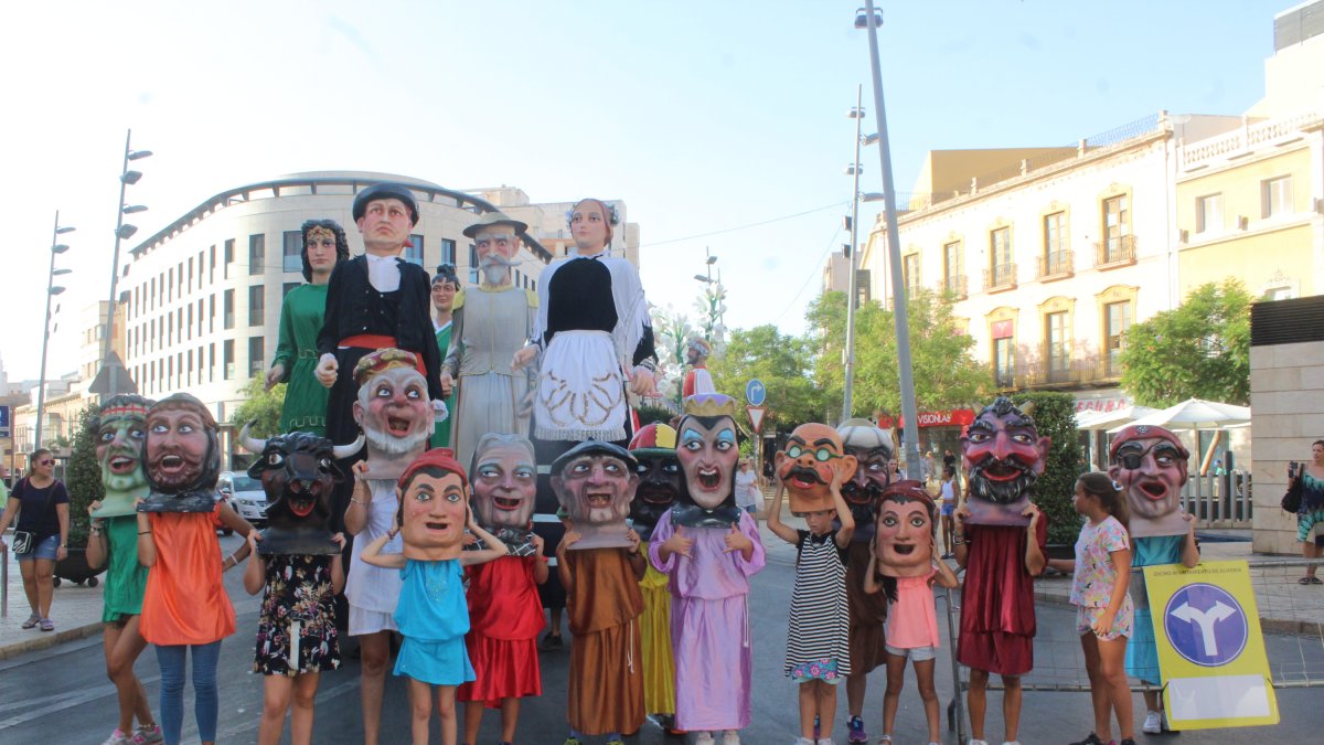 El Paseo de Almería, corazón de la ciudad, fue el inicio de la diana que recorrió las zonas de la calle Murcia y Barrio Alto.