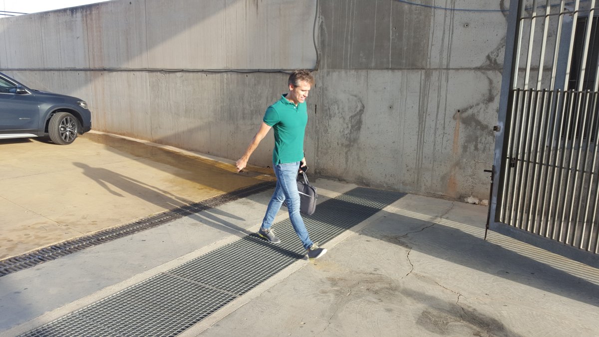 Miguel Corona camino de sus despacho.