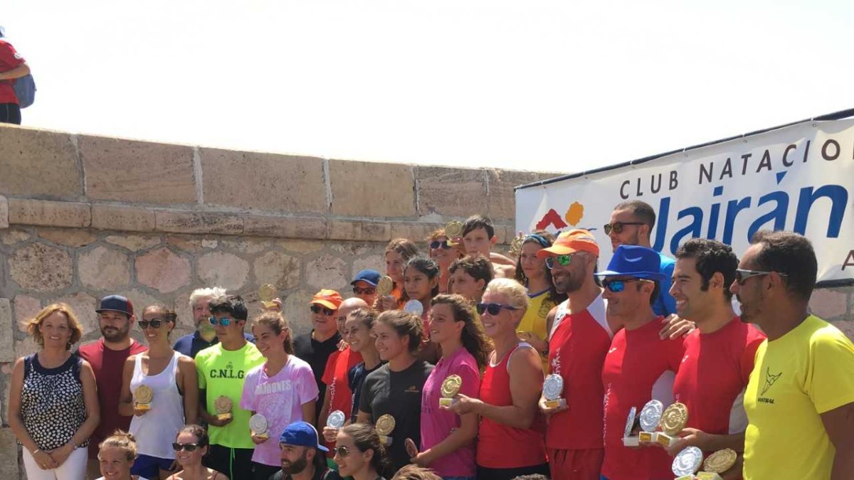 Los ganadores posan para la historia.