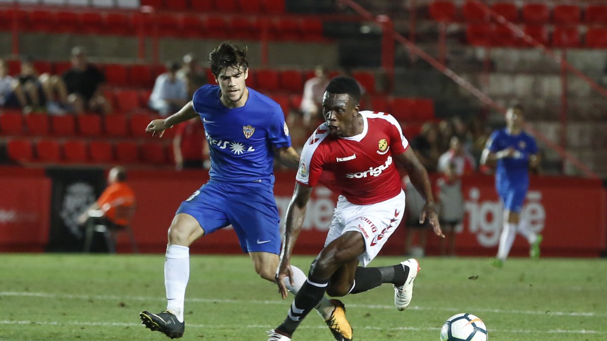 Pozo en una jugada del partido del debut.