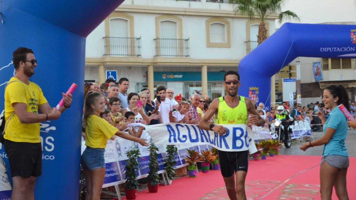 El ganador cruzando la línea de meta.