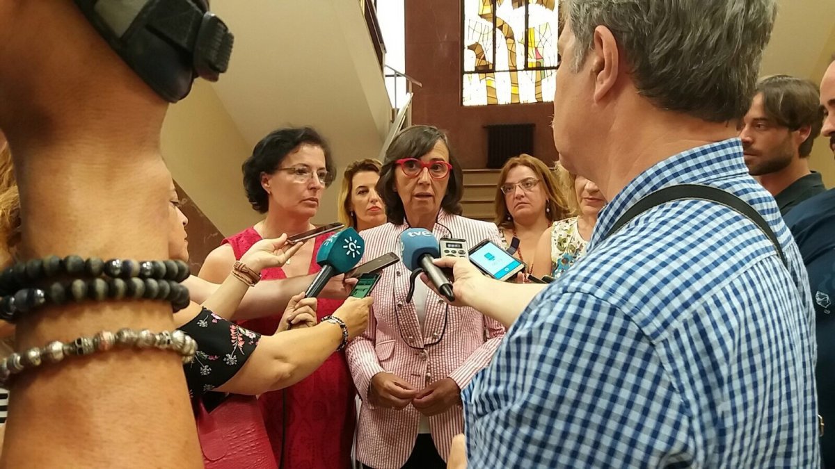 La consejera de Justicia, Rosa Aguilar, al término de su encuentro con la presidenta de la Audiencia provincial, Lourdes Molina.