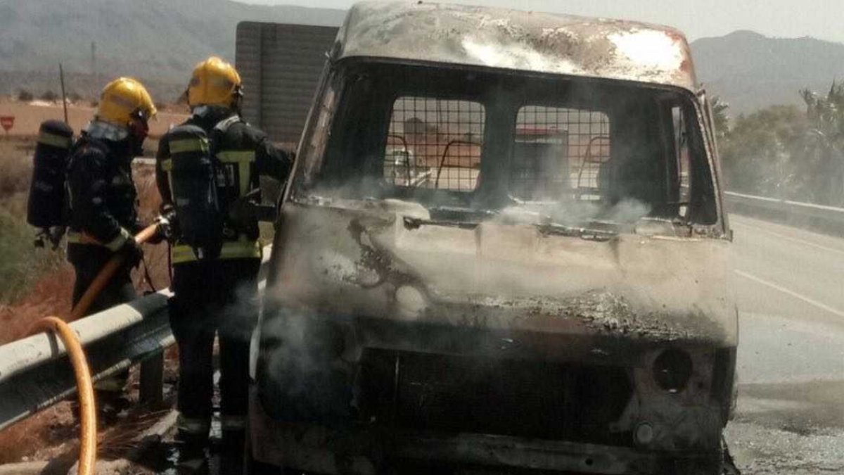 El coche quedó calcinado.