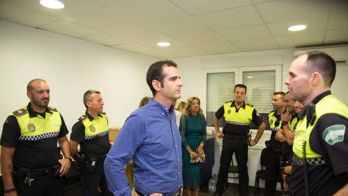 El alcalde habla con algunos de los integrantes en el dispositivo de seguridad.