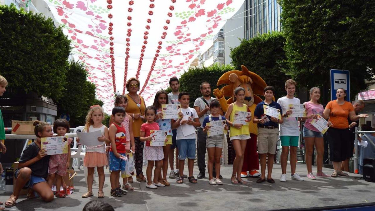 Los premiados en el escenario.