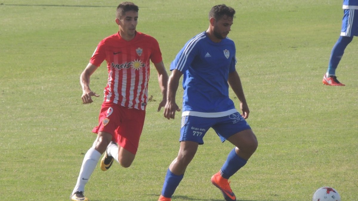 Darío Guti en una jugada del Almería B-Vélez.