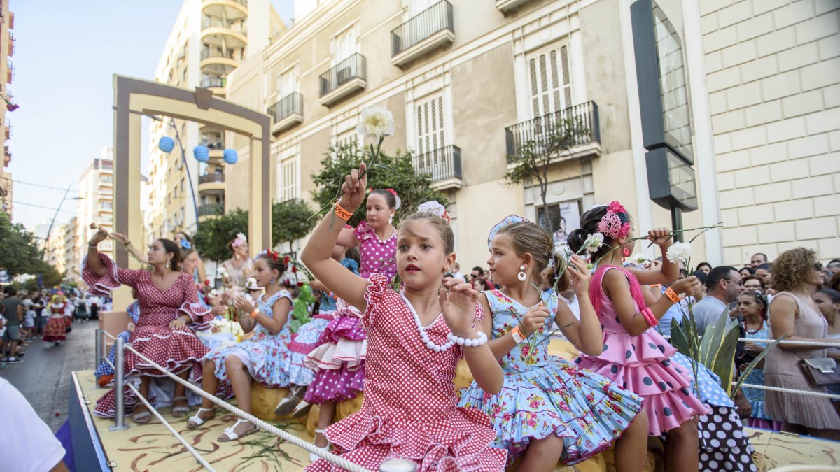 Ilusión en las carrozas de la Batalla de Flores.