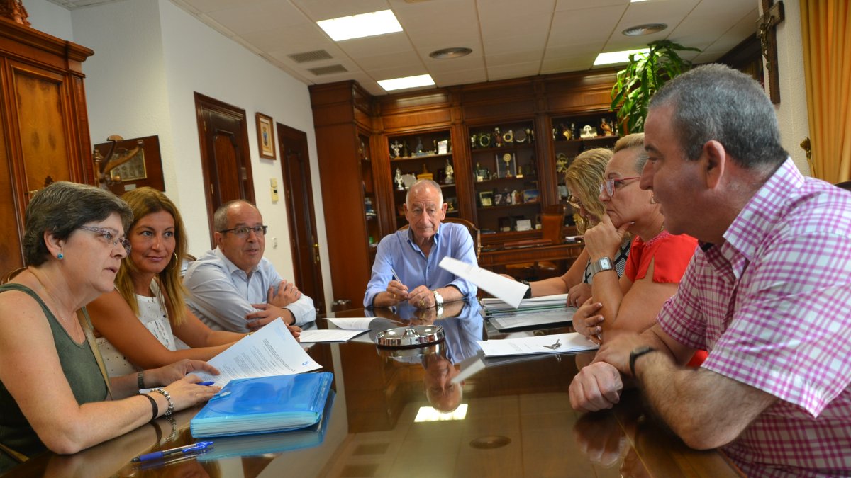 Alcalde y concejales durante la firma de la cesión de los puestos.
