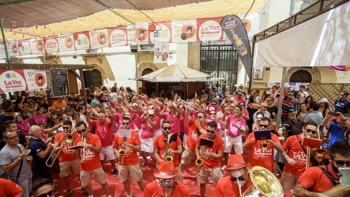La Charanga de LA VOZ y el Grupo Bailo por ti se marcaron un Paquito, el chocolatero .