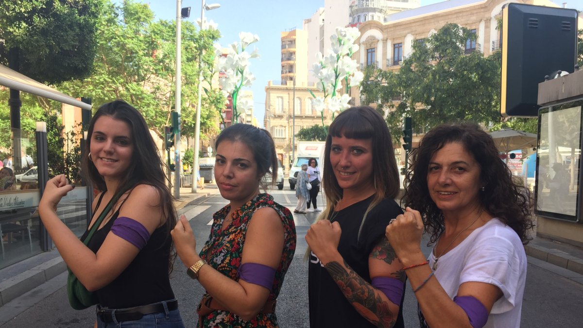 En la imagen, Marina, Verónica, Ana y Gloria, cuatro integrantes del colectivo Objetivo Feminismo.