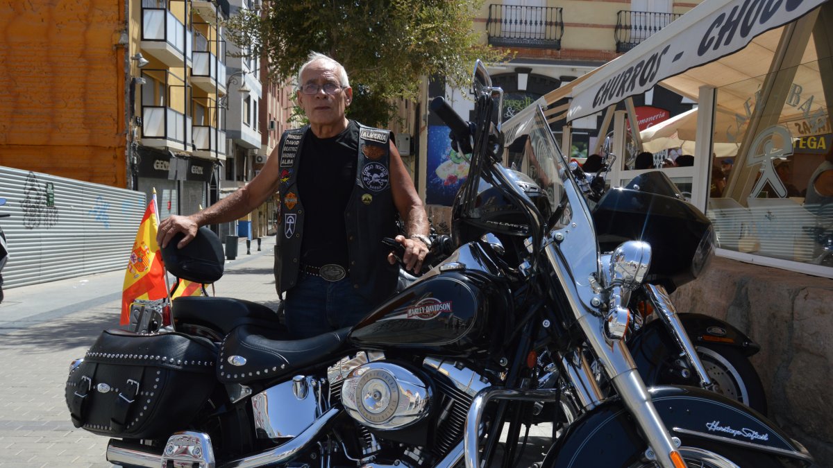 Juan Casas, almeriense del Barrio Alto, viajó desde Barcelona tras el atentado acontecido en la Ciudad Condal. Casas puso una vela en el Mosaico de M