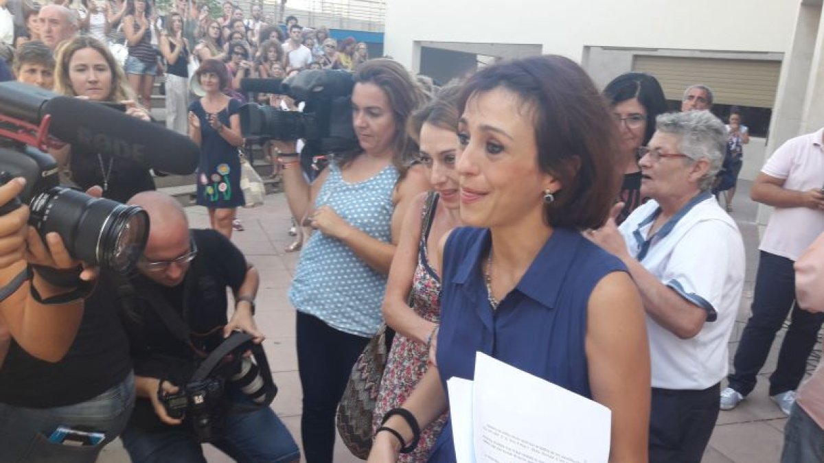 Juana Rivas a su salida del tribunal de Granada. / Enrique Arbol