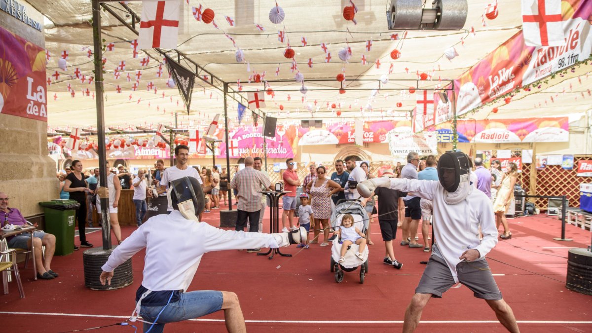 El Club de Esgrima de Almería acercó este deporte a los más feriantes.