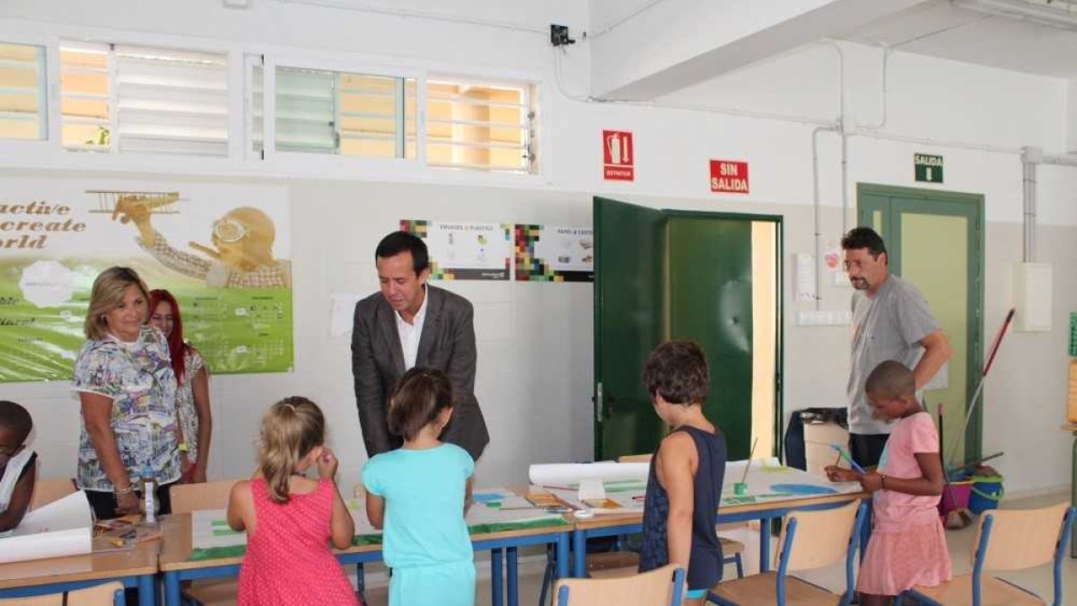 El delegado en su visita al colegio San Valentín.