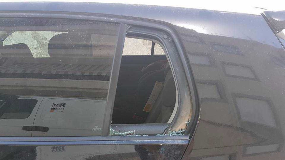 La Policía tuvo que romper los cristales para poder sacar al niño.