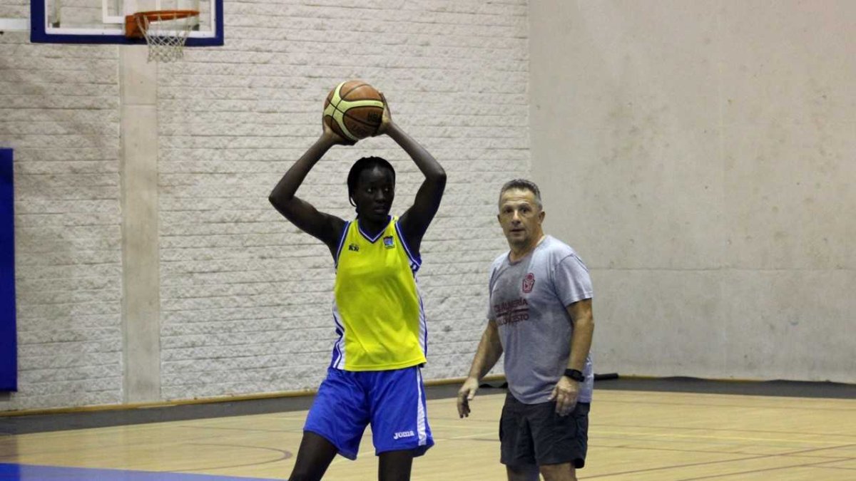Fernando Mendiguchía dirigiendo a sus jugadoras.