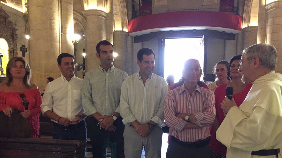 Juanma Moreno en su visita al Santuario de la patrona de la ciudad.