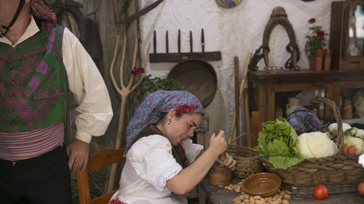 El mandil y el pañuelo son complementos importantes en el traje de refajona.