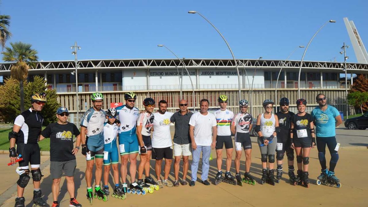 Los patinadores con el concejal.