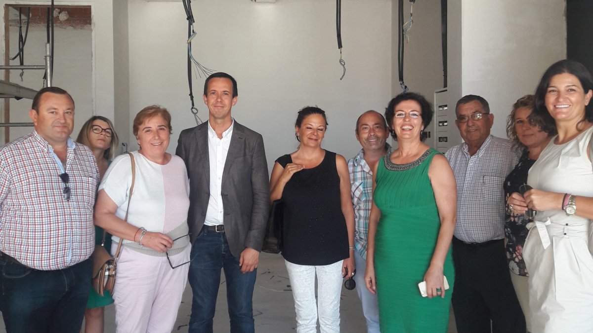 Autoridades en el futuro centro de salud de Antas.