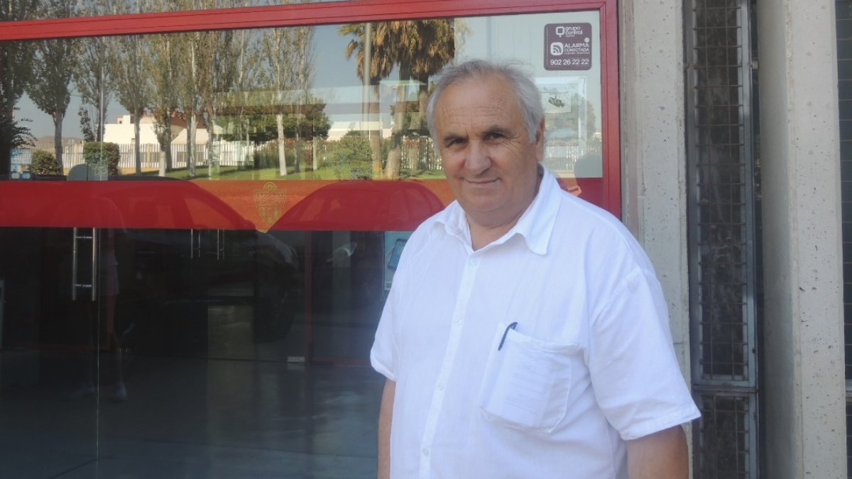Alfonso García, este jueves en la puerta del club del Almería.
