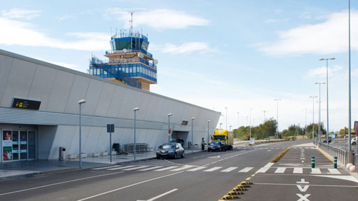 Imagen de la puerta de entrada del Aeropuerto de Almería.