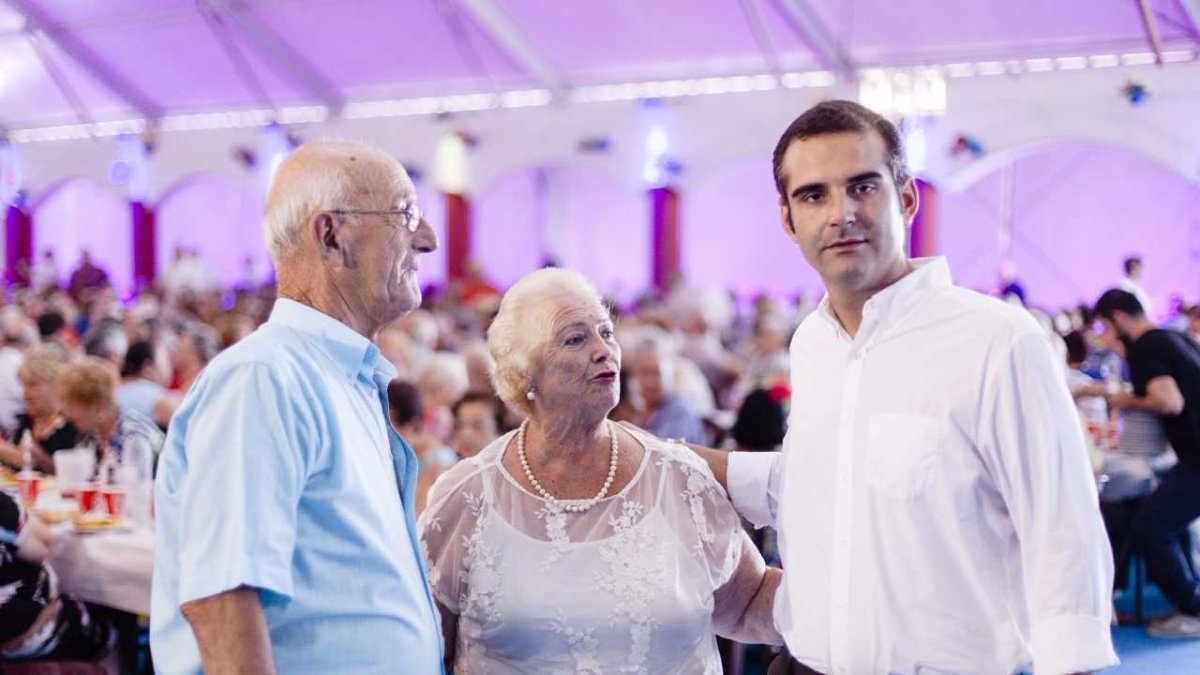 El alcalde saluda a dos de los participantes en este homenaje.
